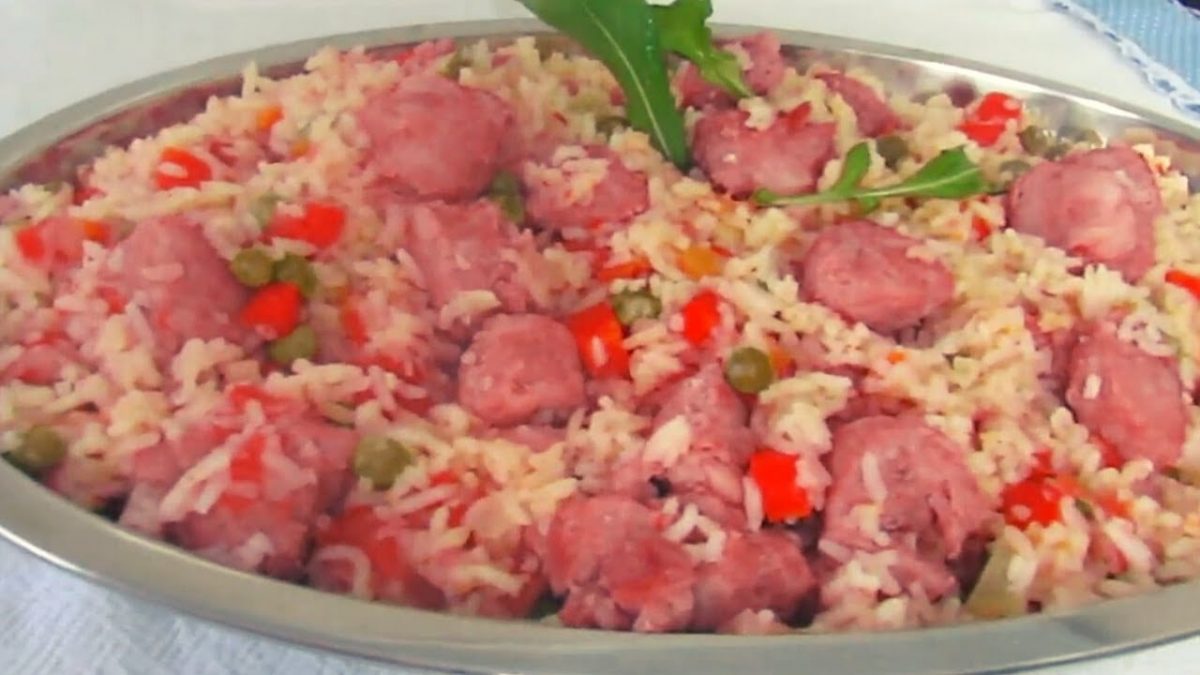 ARROZ COM LINGUIÇA. ALMOÇO COMPLETO FEITO COM APENAS 1 PANELA!