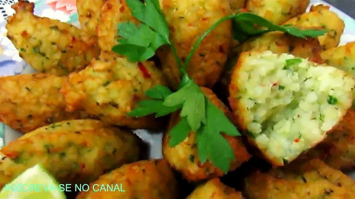 BOLINHO DE ARROZ. DEPOIS QUE DESCOBRI ESSA RECEITA NUNCA MAIS JOGUEI ARROZ FORA.