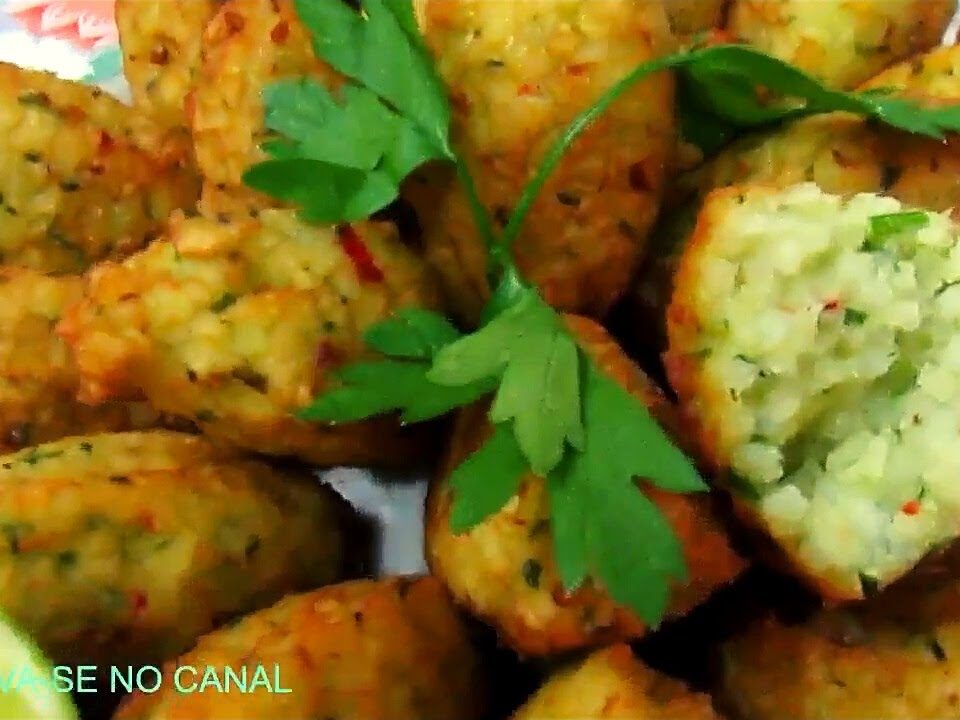 BOLINHO DE ARROZ. DEPOIS QUE DESCOBRI ESSA RECEITA NUNCA MAIS JOGUEI ARROZ FORA.