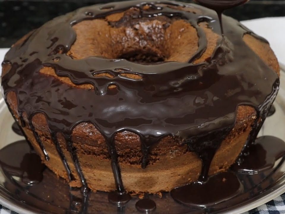 Bolo de chocolate com calda. FOFINHO feito no liquidificador.