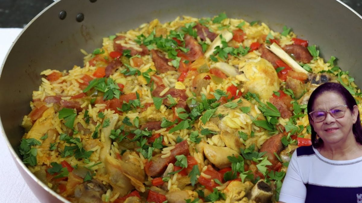 COM ARROZ E FRANGO FIZ UMA GALINHADA DELICIOSA PARA O MEU ALMOÇO.