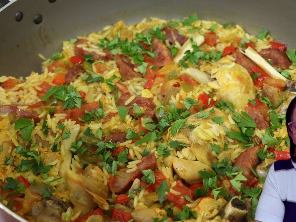 COM ARROZ E FRANGO FIZ UMA GALINHADA DELICIOSA PARA O MEU ALMOÇO.