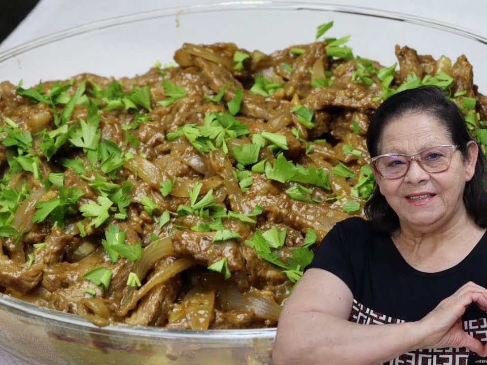 TIRINHAS DE CARNE COM BATATAS RENDE MUITO E O SABOR É BOM DEMAIS!