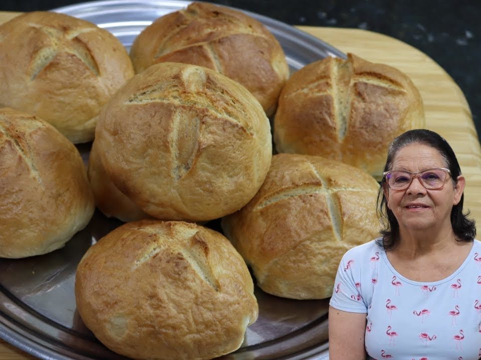 PÃO COZIDO NA ÁGUA.VOCÊ JÁ EXPERIMENTOU ESTA RECEITA? A CASQUINHA FICA CROCANTE E SABOROSA.