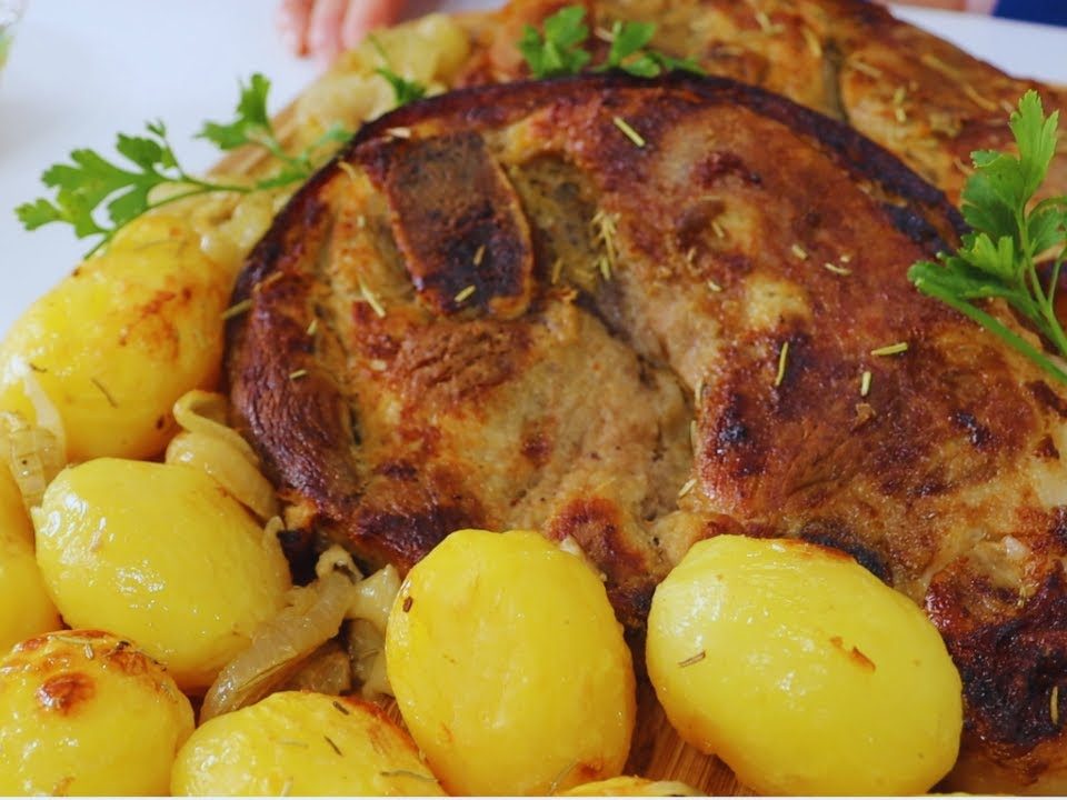 PERNIL DE PORCO ASSADO COM BATATAS.NA CEIA DE ANO NOVO NÃO PODE FALTAR ESTA RECEITA.