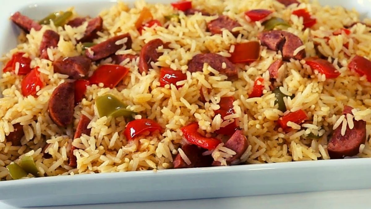 ARROZ  COM LINGUIÇA E PIMENTÃO. RECEITA FÁCIL E SABOROSA.