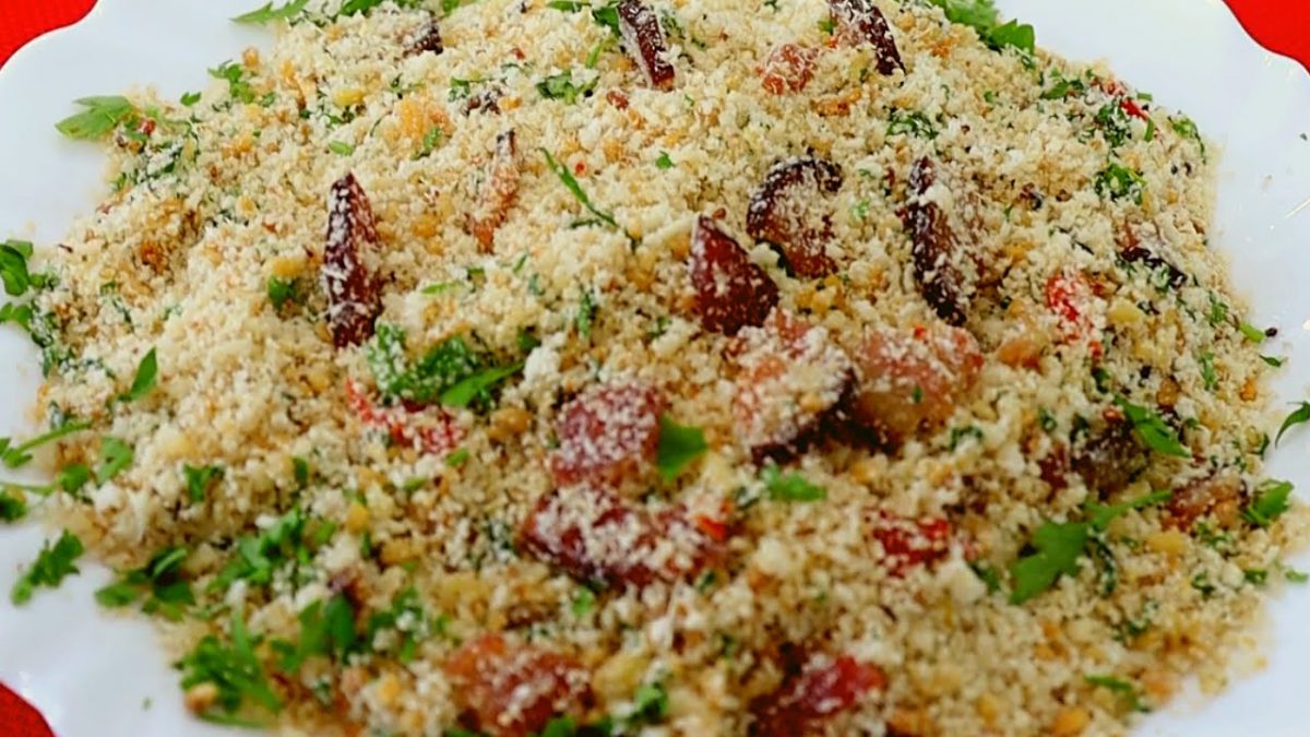 FAROFA DE ALHO FRITO COM BACON. RECEITA CROCANTE E PERFEITA PARA O SEU ALMOÇO OU CHURRASCO.