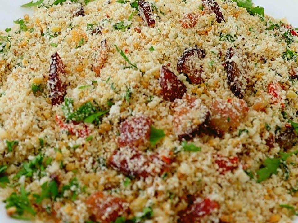 FAROFA DE ALHO FRITO COM BACON. RECEITA CROCANTE E PERFEITA PARA O SEU ALMOÇO OU CHURRASCO.