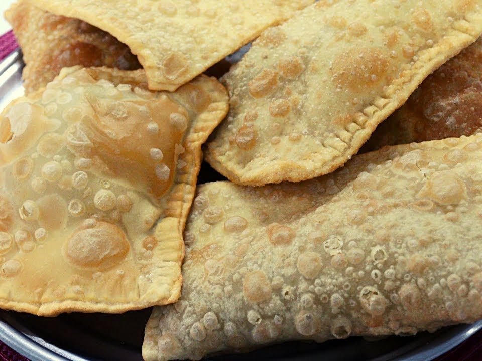 PASTEL DE FEIRA FEITO EM CASA.A MASSA FICA SEQUINHA E CHEIA DE PURURUCA.