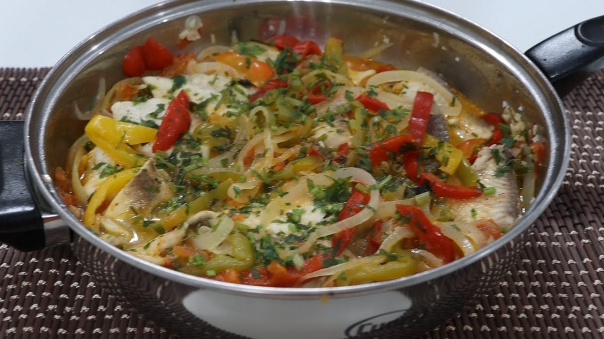 FILÉ DE PEIXE ENSOPADO SUPER FÁCIL E RÁPIDO. QUASE UMA MOQUECA.IDEAL PARA O ALMOÇO DE PÁSCOA.