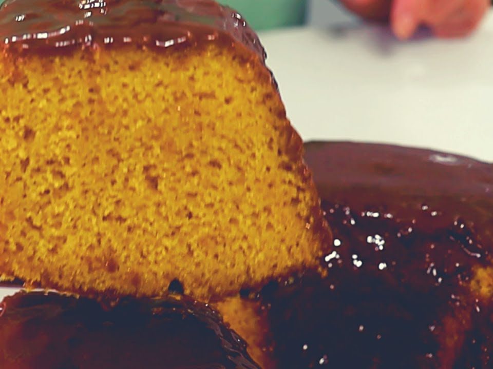 BOLO DE CENOURA E FUBÁ. SEM FARINHA DE TRIGO E COM COBERTURA DE CHOCOLATE.