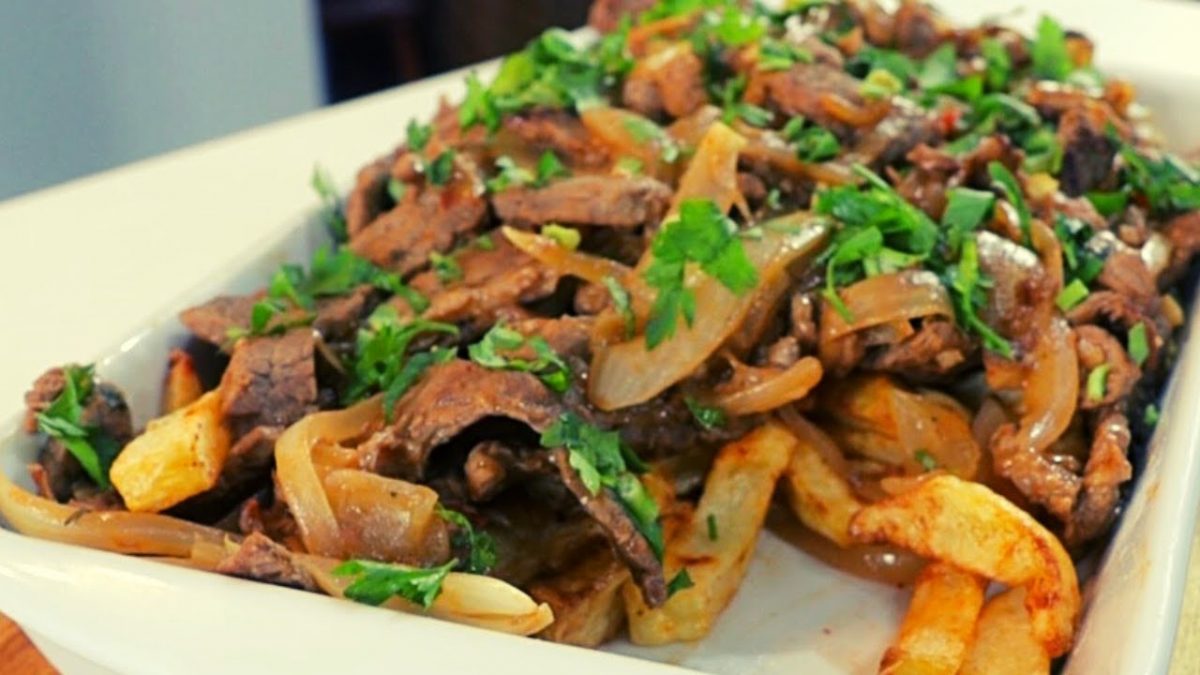 BIFE COM BATATAS FRITAS. RECEITA DE RESTAURANTE FÁCIL DE FAZER.