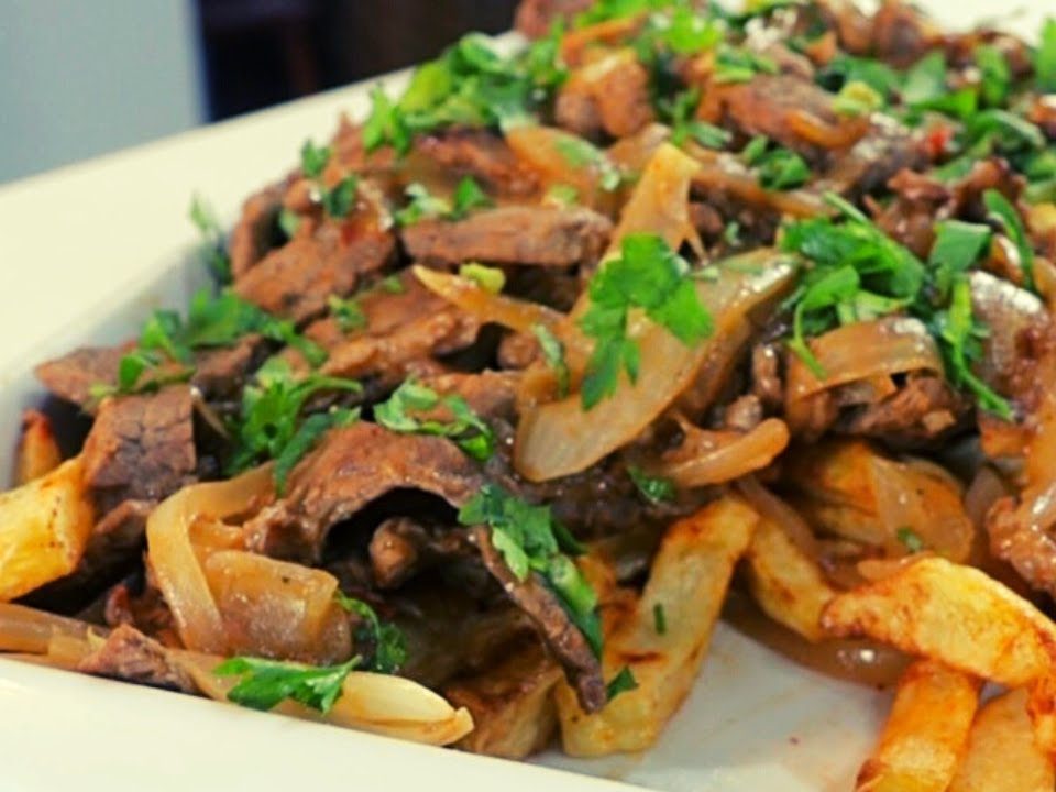 BIFE COM BATATAS FRITAS. RECEITA DE RESTAURANTE FÁCIL DE FAZER.