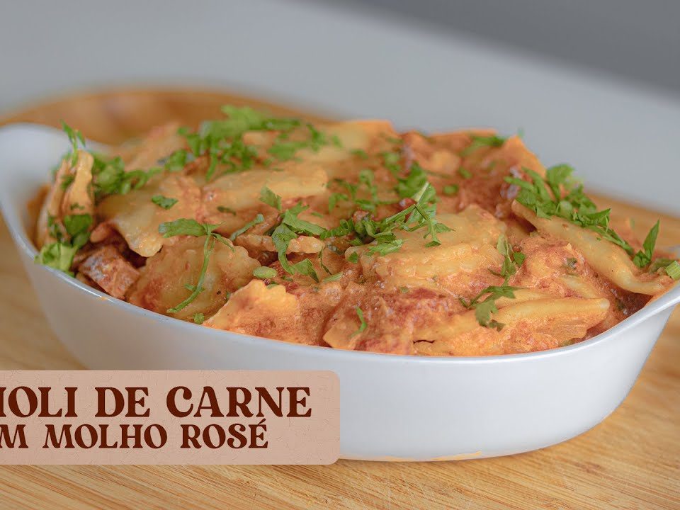 RAVIOLI DE CARNE AO MOLHO ROSÊ.