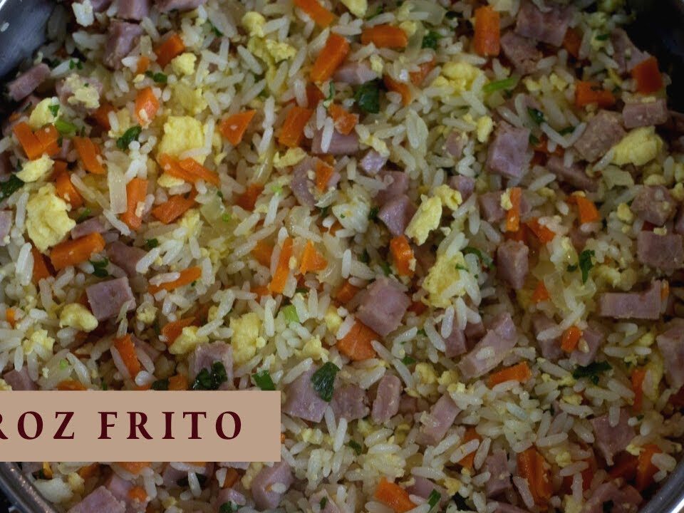 TEM SOBRAS DE ARROZ NA GELADEIRA.ENTÃO FAÇA ARROZ FRITO.