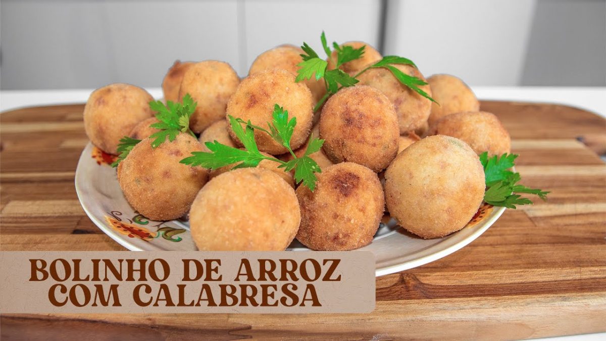 BOLINHO DE ARROZ COM CALABRESA E MUÇARELA. MACIO POR DENTRO E CROCANTE POR FORA