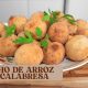 BOLINHO DE ARROZ COM CALABRESA E MUÇARELA. MACIO POR DENTRO E CROCANTE POR FORA