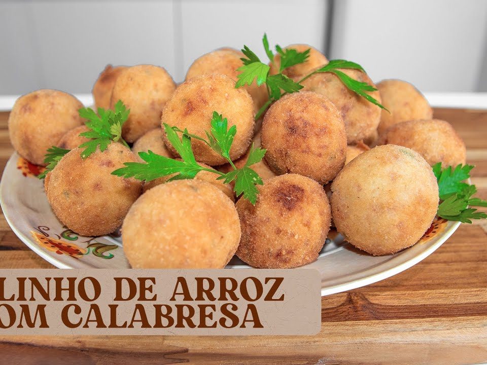 BOLINHO DE ARROZ COM CALABRESA E MUÇARELA. MACIO POR DENTRO E CROCANTE POR FORA