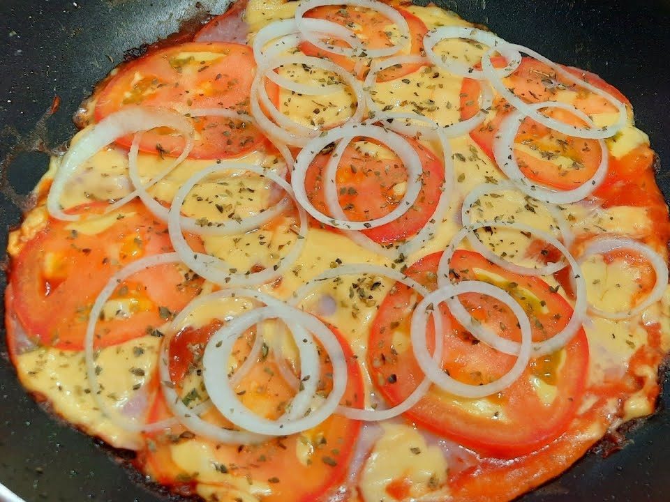 PIZZA DE FRIGIDEIRA COM MASSA DE TAPIOCA SEM TRIGO SEM LEITE OPÇÃO NO SEU CAFÉ DA MANHÃ