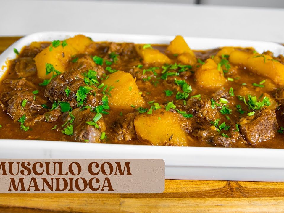 CARNE DE PANELA COM MANDIOCA. FEITA NA PANELA DE PRESSÃO.