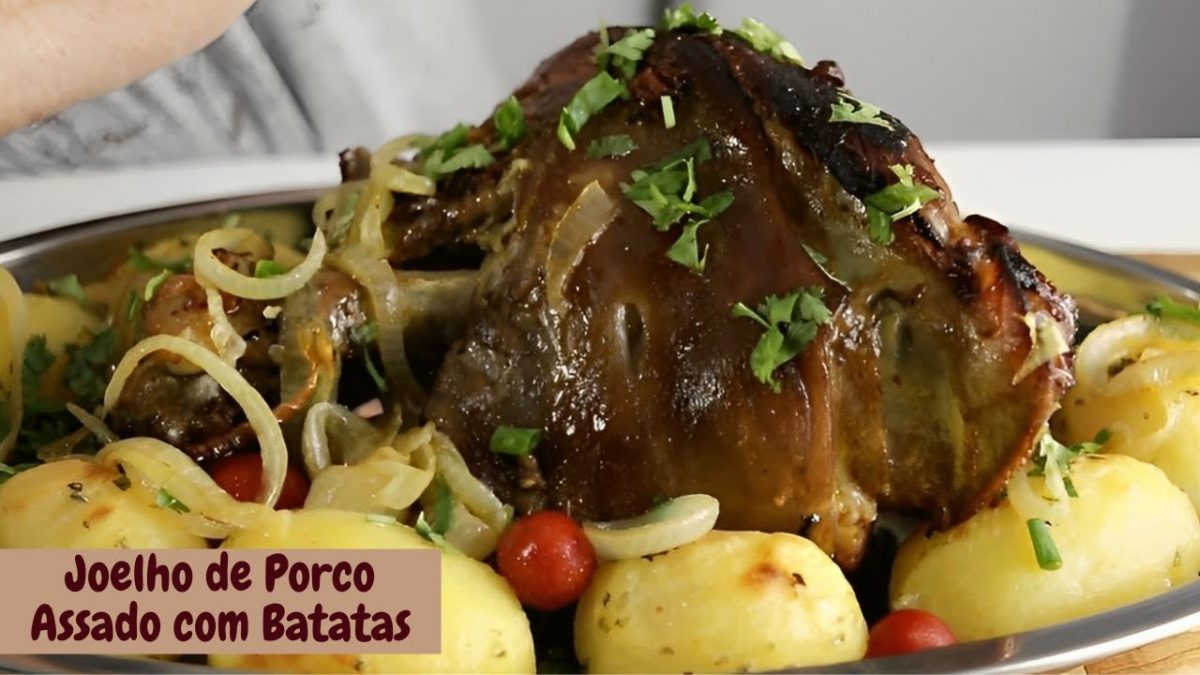 JOELHO DE PORCO ASSADO COM BATATAS. SUCULENTO E SABOROSO!