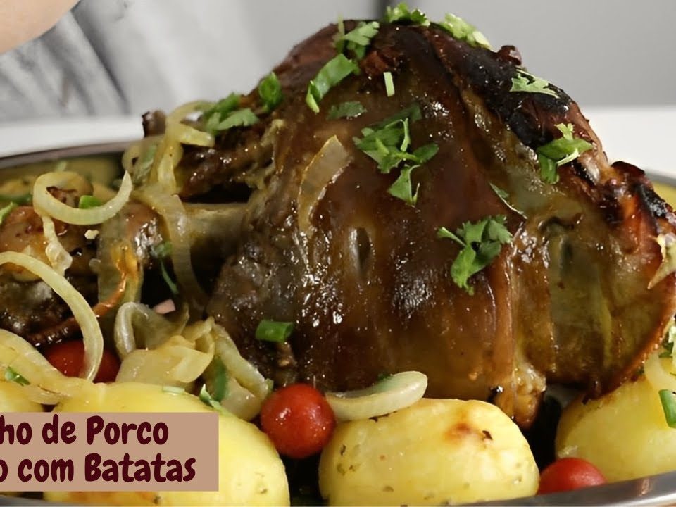 JOELHO DE PORCO ASSADO COM BATATAS. SUCULENTO E SABOROSO!