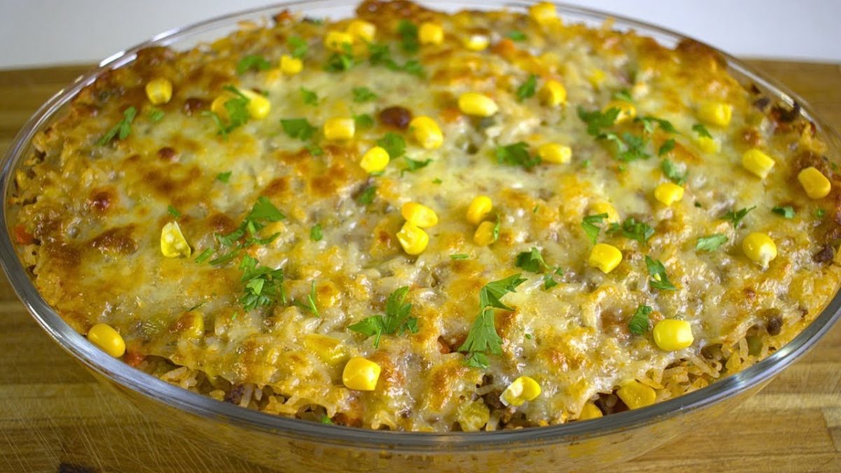 ARROZ DE FORNO COM SOBRAS DE ARROZ E CARNE MOÍDA.ALMOÇO COMPLETO.