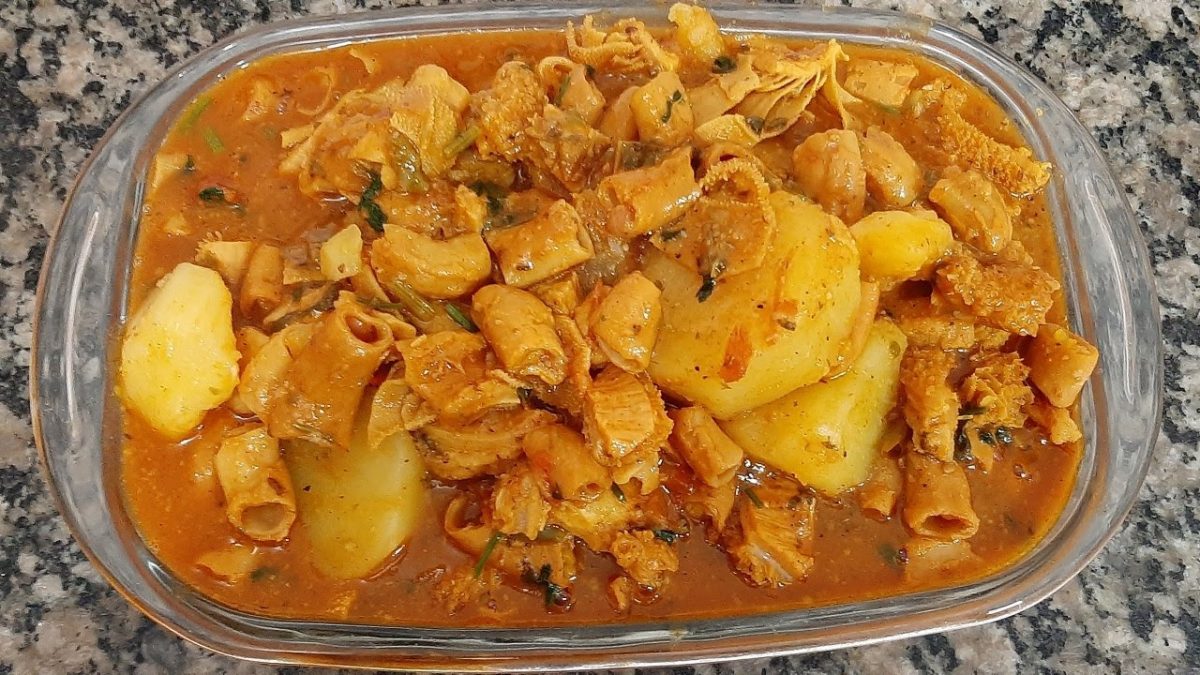 Miúdo de boi guisado com batatas .  Comida típica  do Nordeste.  Simples e Rápido