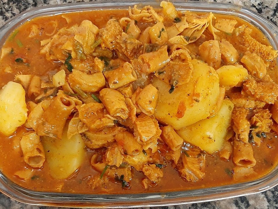 Miúdo de boi guisado com batatas .  Comida típica  do Nordeste.  Simples e Rápido