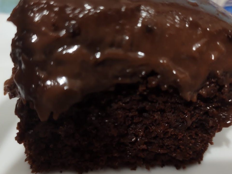 Bolo de chocolate fofinho e bem molhadinho/ super fácil de fazer fica divino!!!bem chocolatudo🍫🍫🍫🍫