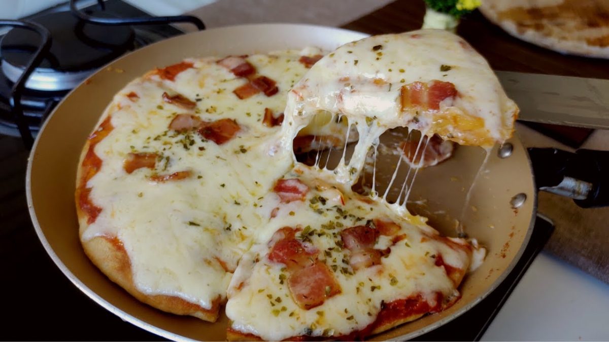 Pizza de Frigideira com Fermento de Bolo | Pronta em Minutos | Receita Super Fácil