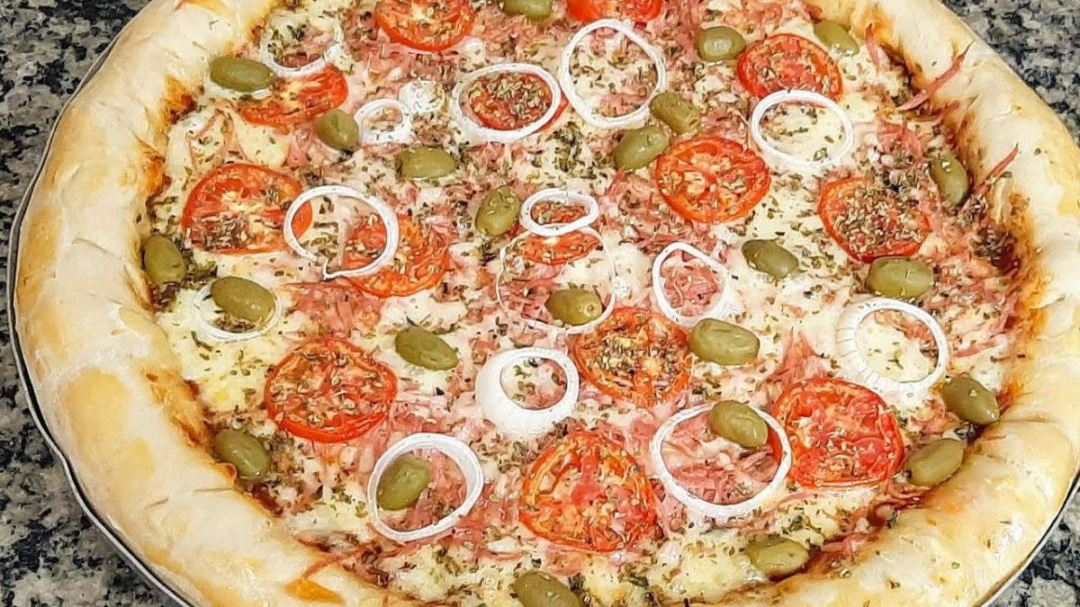 Pizza caseira com borda de cheddar/ uma delícia super fácil de fazer 🍕🍕🍕