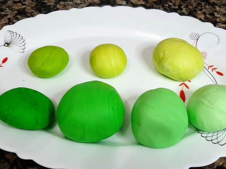 Como conseguir várias cor de verde  com pasta americana 💚💚💚 vídeo para iniciantes de confeitaria!!