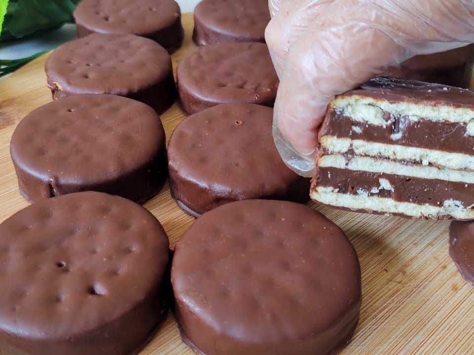 ALFAJOR DE BISCOITO MARIA E BRIGADEIRO | SIMPLES FÁCIL E DELICIOSO