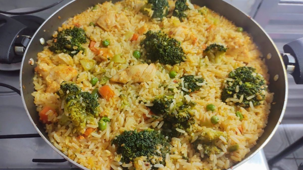 Arroz com brócolis e frango!/ super saudável verdadeira delícia. #arroz