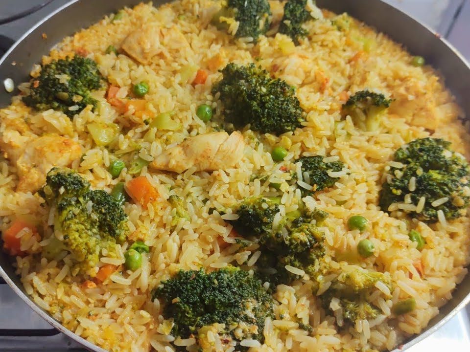 Arroz com brócolis e frango!/ super saudável verdadeira delícia. #arroz