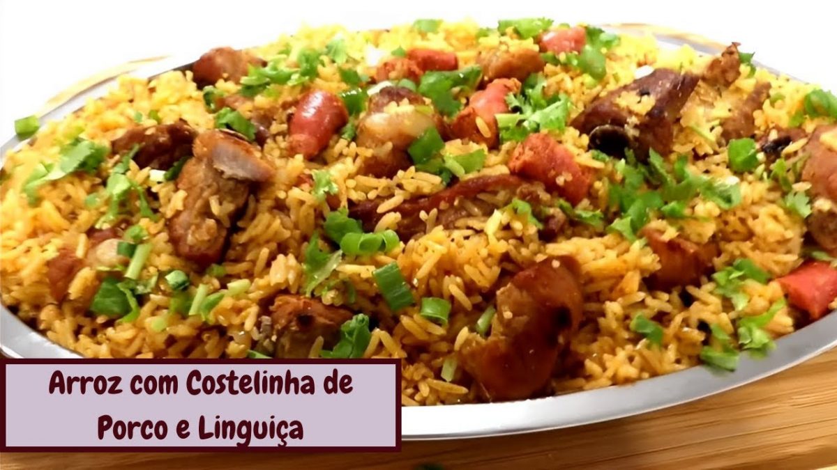 ARROZ DA ROÇA. COMIDA CAIPIRA COM COSTELINHA DE PORCO E LINGUIÇA.