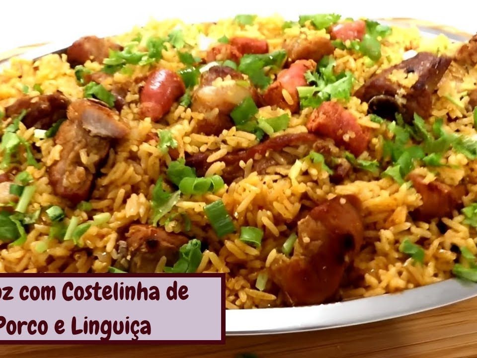 ARROZ DA ROÇA. COMIDA CAIPIRA COM COSTELINHA DE PORCO E LINGUIÇA.