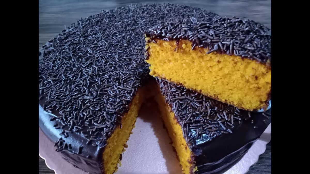 BOLO DE CENOURA COM COBERTURA DE CHOCOLATE TRUFADO