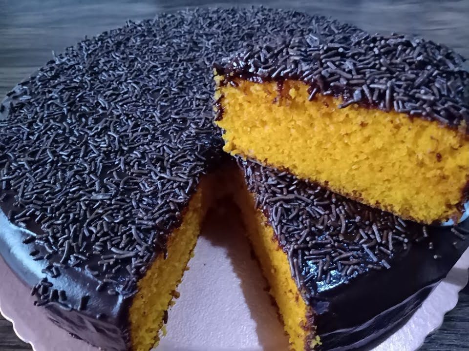 BOLO DE CENOURA COM COBERTURA DE CHOCOLATE TRUFADO