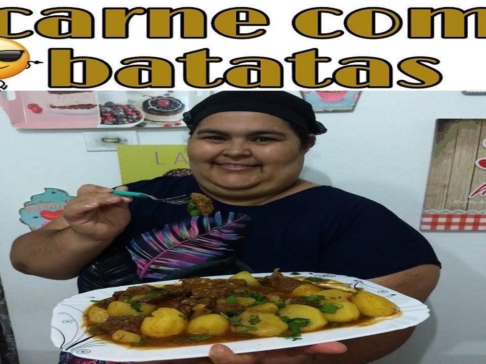 Carne com batatas suculentas delícia para o almoço