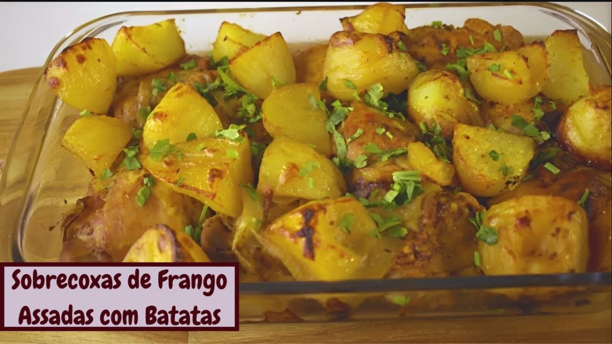 SOBRECOXAS DE FRANGO ASSADAS COM BATATAS. SUPER SUCULENTAS E FÁCIL DE FAZER.