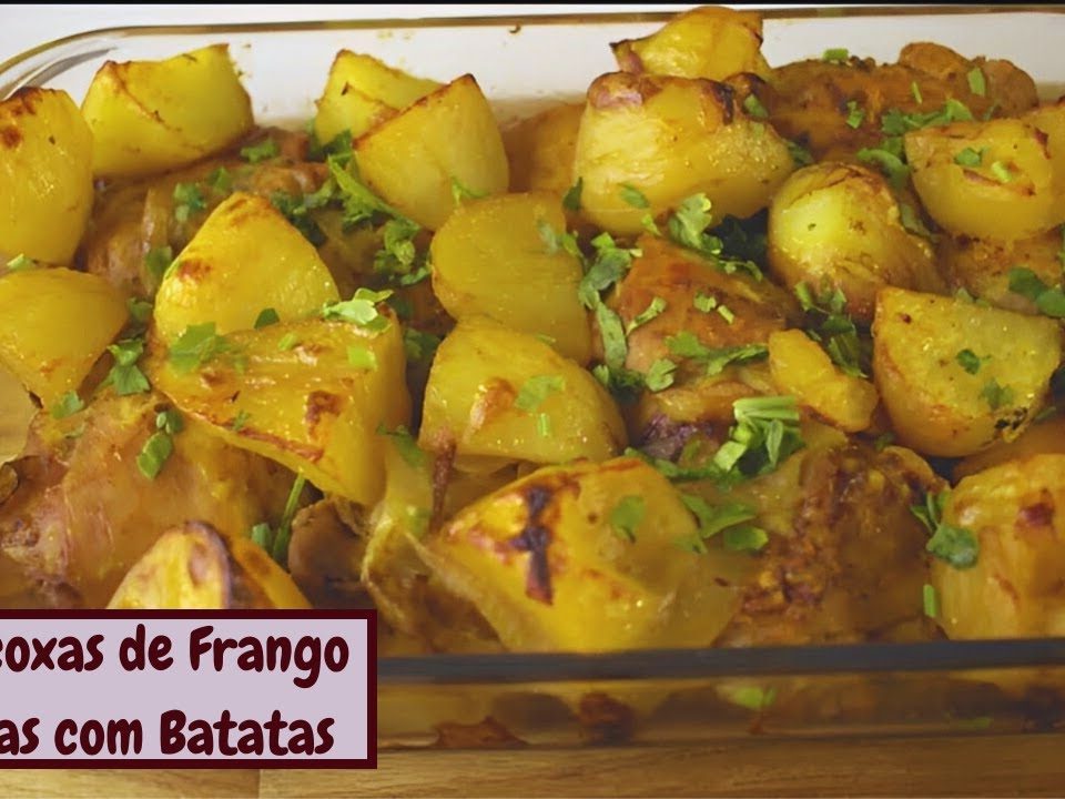 SOBRECOXAS DE FRANGO ASSADAS COM BATATAS. SUPER SUCULENTAS E FÁCIL DE FAZER.