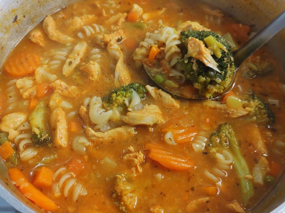 Sopa de filé de frango com vegetais/ verdadeira delícia 20 minutos ta pronto #sopa