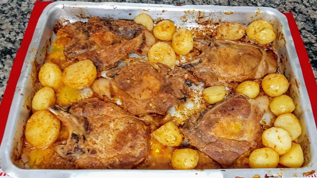 BISTECA CARÉ DE PORCO COM BATATAS NO FORNO / NÃO FICA SECA UMA DELÍCIA!!🥩🥩🥩