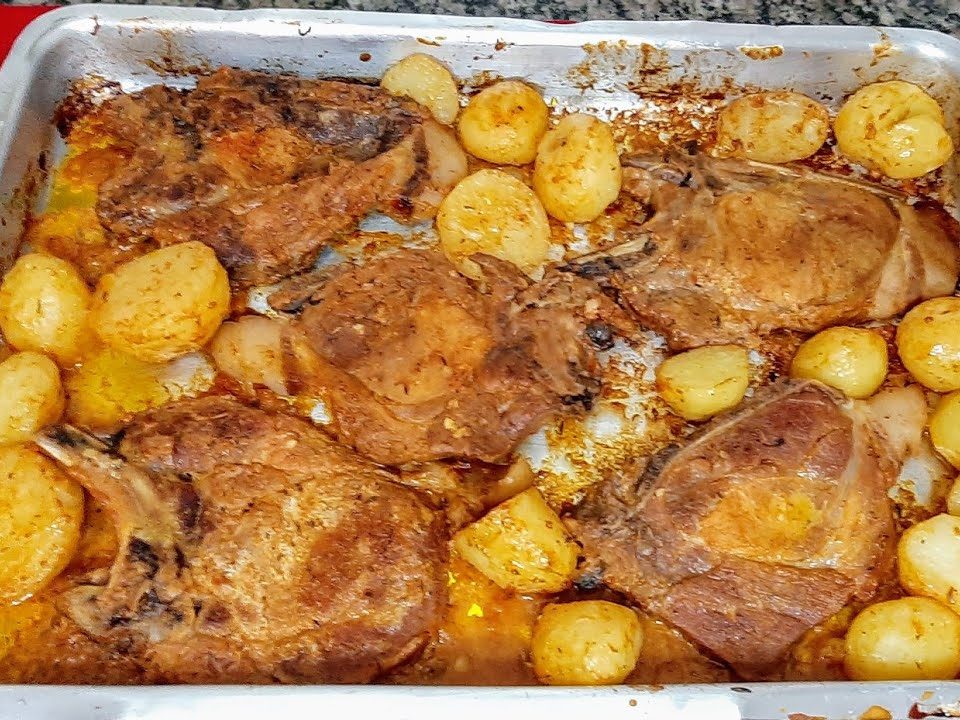 BISTECA CARÉ DE PORCO COM BATATAS NO FORNO / NÃO FICA SECA UMA DELÍCIA!!🥩🥩🥩