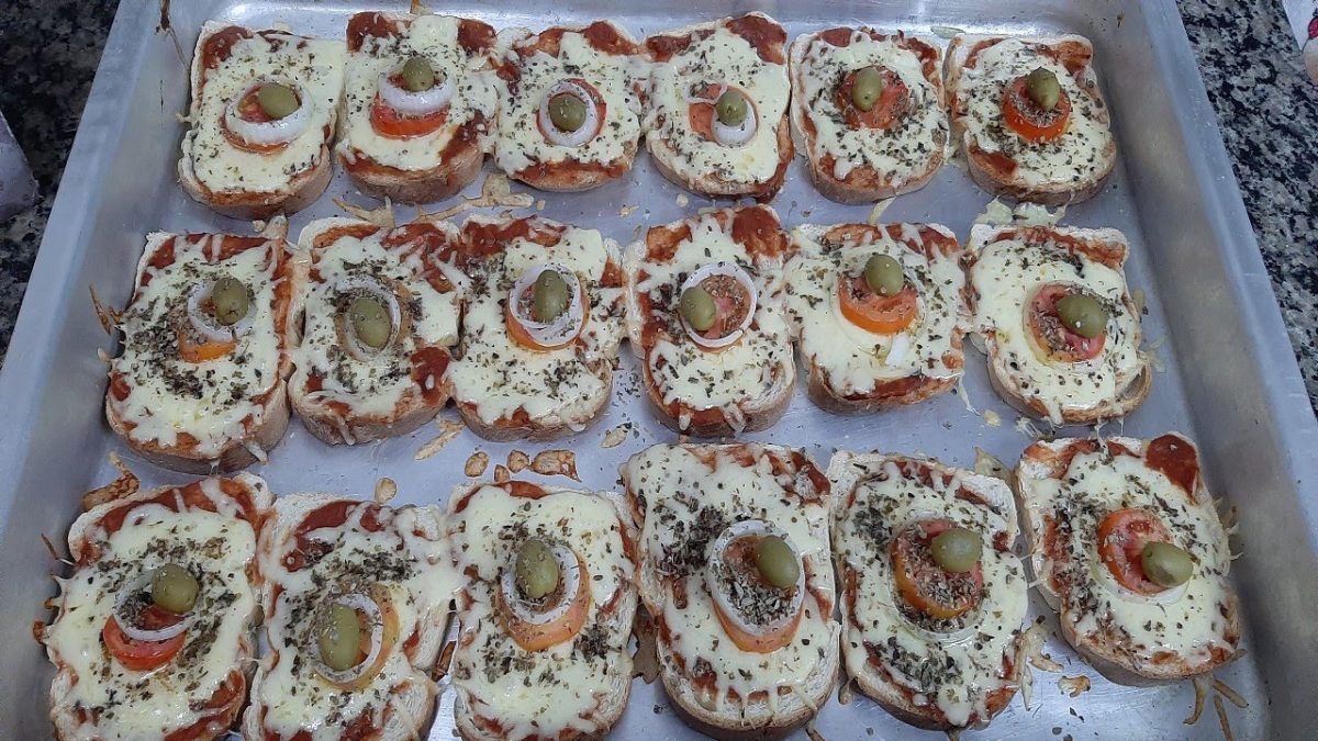 Mini pizza de pão de forma/ uma delícia simples e fácil como lanche da tarde