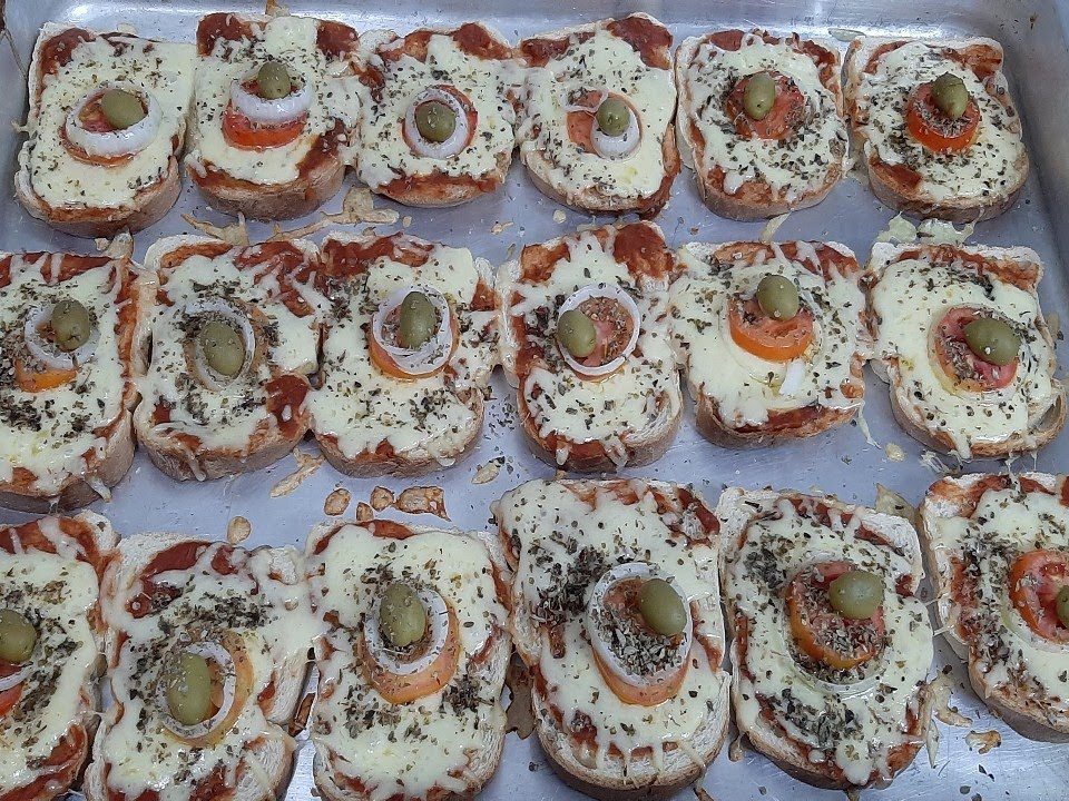 Mini pizza de pão de forma/ uma delícia simples e fácil como lanche da tarde