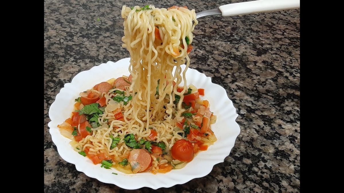 Miojo turbinado/ macarrão instantâneo com salsichas 🍜🍜🍜🍜🍜