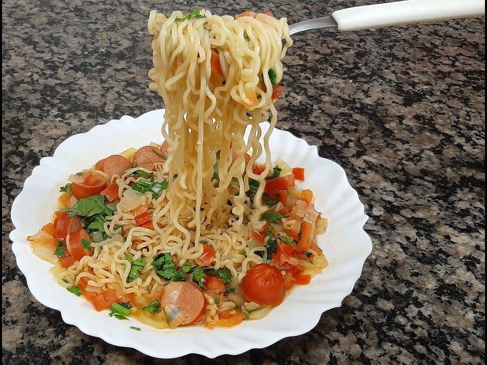 Miojo turbinado/ macarrão instantâneo com salsichas 🍜🍜🍜🍜🍜